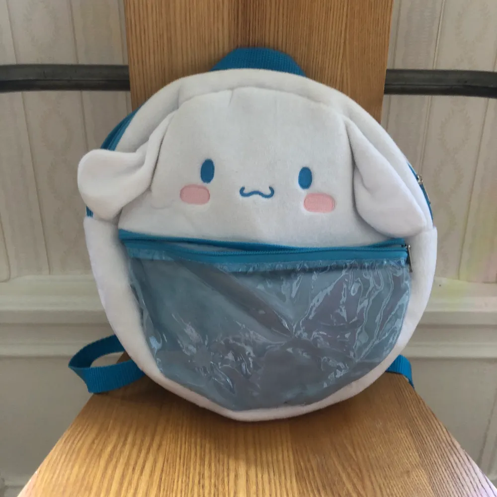 säljer min oanvända cinnamoroll ryggsäck. den har genomskinligt fack så den kan användas som ita bag. den har pyttesmå märken som knappt syns, oklart vart de kom ifrån men går att tvätta bort. extra sanrio grejer medföljer med köp av väskan. Väskor.