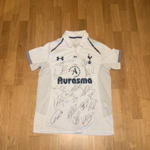 Säljer denna feta Tottenham tröja, signerad av nästan hela laget 2012/13 med spelare som Harry Kane, Hugo Loris, kyle walker, Gareth Bale. Hör av er vid fler frågor, pris kan diskuteras. (äkta aotografer)