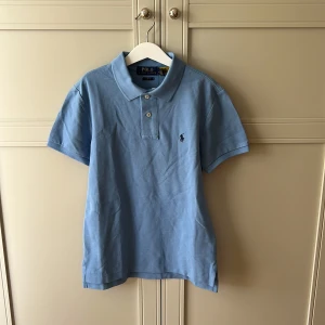 Polo Ralph Lauren piké  - Helt ny piké från Ralph Lauren i storlek 10-12 år.   Aldrig använd, inköpt på NK i Stockholm. 