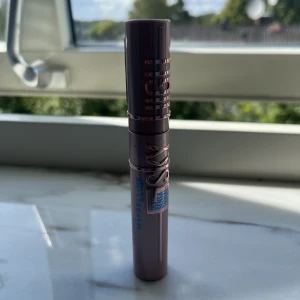 Maybelline Sky High Waterproof mascara - Säljer kända Sky High mascaran av Maybelline som är waterproof! Säljer då jag inte vill ha vattentät. Den är testad en gång så i princip oanvänd! Pris kan diskuteras🫶🏼