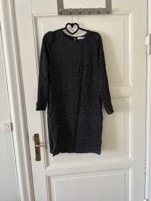 Rodebjer candice klänning  - Klänning från rodebjer i svart med vitt prickig mönster. Knäppning i nacken med dolda fickor i sidorna. Fint skick! 