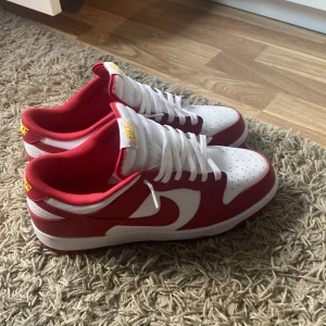 Nike dunk low usc - Säljer mina dunk lows usc pågrund av ingen användning av de. Bara o skriva för mer bilder eller frågor  