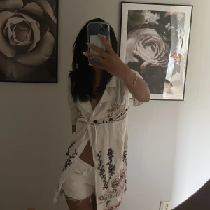 Vit Klänning  - En super fin handbroderad omlottklänning från ODD MOLLY. 🌸👍Ordnare pris ligger på 2000kr! Priset kan diskuteras vid snabb affär. Skriv för fler bilder!🌸