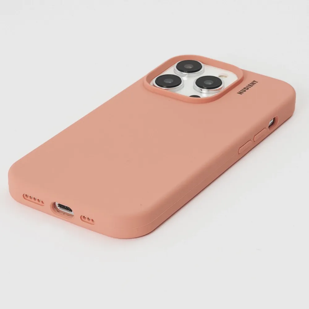 Helt nytt skal från nudient, nypris 250kr+frakt. iPhone 12 PRO Max eller IPhone 13 PRO Max!  Tillverkar av silikon och har en slät yta med bekvämt grepp. Slät silikonexteriör, mikrofiberfoder, godkänd för trådlös laddning! I en superfin peach färg! . Accessoarer.