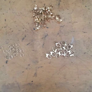 Guld hjälpmedel till armband! - Säljer hjälpmedel till armband om du behöver sätta fast något eller något har gått sönder! Cirklarna: 26 st  kostar 5kr. Sån på tredje bilden: 12 st för 5kr. Smileys 8st i lila,blå, orange och grön för 3kr. ALLT FÖR 15kr!❤️