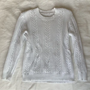 Coquette tröja!💋 - En handstickad coquette tröja, ger av lite model off-duty vibbar! Den är lite sval ifall det blåser men är jättefin nu till hösten och vintern!💋