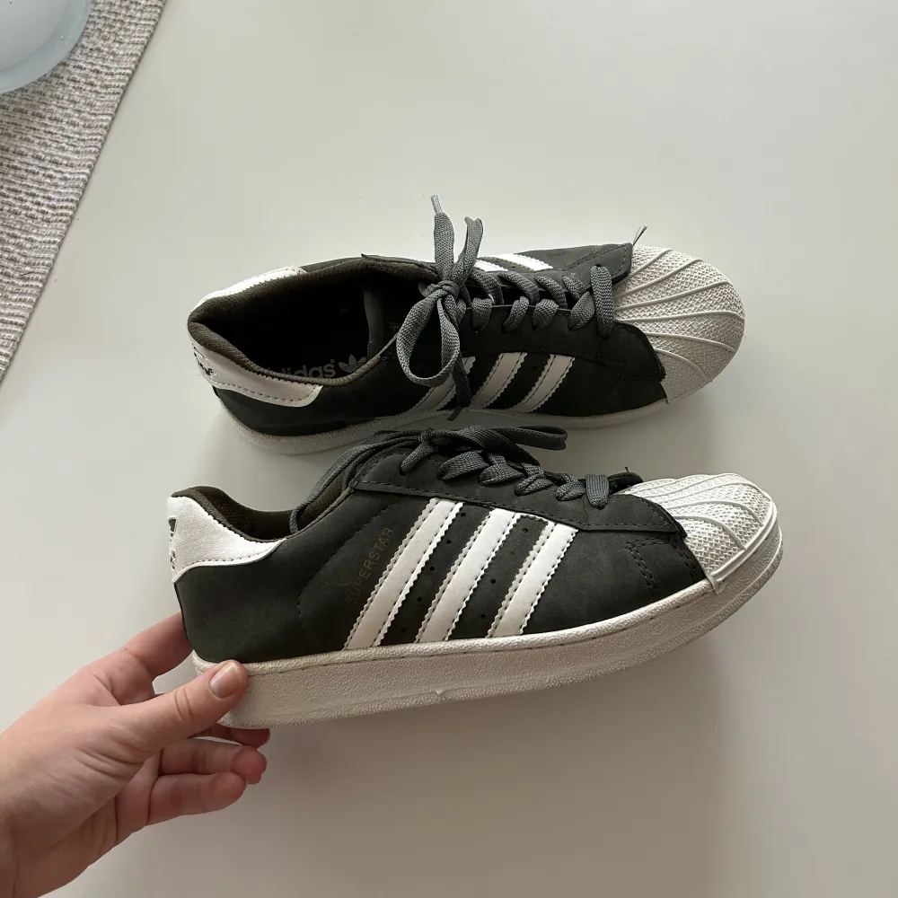 Ett par adidas superstar i mycket gottskick i en superfin grön färg i storlek 39 men något små i storlek. . Tröjor & Koftor.