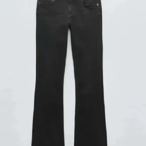 Lågmidjade Zara jeans - Säljer mina slutsålda svarta lådmidjade bootcut zara jeans💕Köpte jeansen av en tjej på plick men de är för små för mig de är i nyskick o har inga slitningar🩷Stl 34 