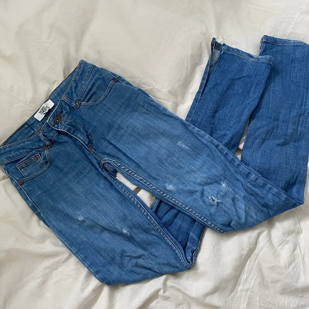 Ett par super snygga lågmidjade byxor som har slits ner till, köp för 150kr + frakt . Jeans & Byxor.