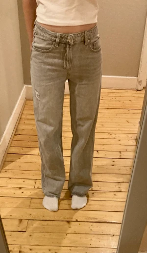 Gina Tricot Jeans - Jätte fina jeans från gina tricot💞Andvända fårtal gånger, säljer pågrund av att dom inte kommer till andvändning💓 Skriv till mig privat innan ni trycker köp nu💞