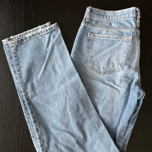 blåa, lågmidjade, raka jeans från gina tricot. använda ett fåtal gånger. Kan (!)eventuellt(!) sänka priset vid snabb affär.