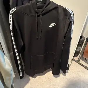 Nike track hoodie i Storlek M Knappt använd 