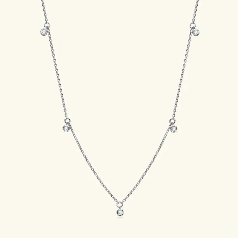 Ny halsband i silver med 14k plättering. Färg D vvs1. Moissanite skimrar mer än diamanter och är testad som diamant. . Accessoarer.