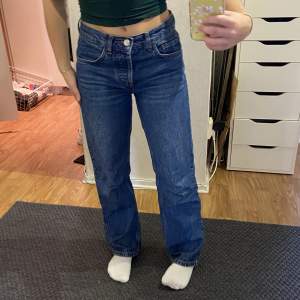 Mörkblå jeans från Asos i storlek W26, L26. Köparen står för frakt.