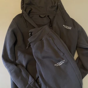 Mckenzie - Byxor och kofta med ett bra skick ingår i samma köp, kan även beställas enskilt! 