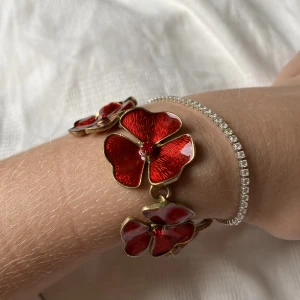 Blomarmband från Pilgrim❤️ - Säljer detta superfinna blomarmbandet från pilgrim!💓 Superfint skick!🙌