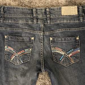 Säljer vintage low waist jeans från 90-talet🔥 Dom är low waist och bootcut. 💕 Inerbenlängd: 82 cm Waist: 38 cm Dom är i jätte bra skick utom att en knapp har lossnat men de är inget man tänker på.❤️