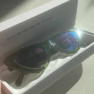 Chimi cat eye solglasögon  - Jättecoola Chimi glasögon i ovanlig mossgrön färg med reklefterande lite blåaktigt glas (se bilder). Jättegott skick då de knappt är använda. 