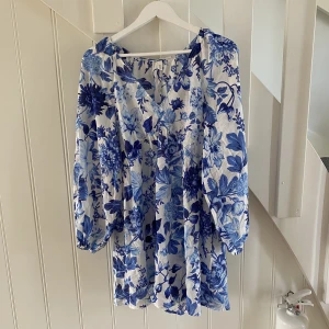 Klänning - En jättefin sommarklänning från hm i nyskick! Säljer pågrund av att jag inte fått användning av den. Storlek S. Originalpris 300kr, säljer för 100kr💗