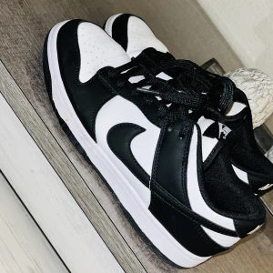 Panda dunks  - Hej dags att sälja mina dunks då jag inte behöver dem, storlek 43, kvitto finns men lådan är borta därav så kommer jag ha ett bra pris för dem, skorna är knappast använda har använt de ett fåtal gånger 