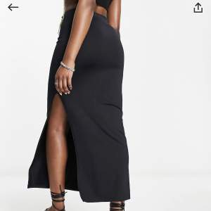 supersnygg kjol från berska! den är helt ny enbart provad, säljer då jag glömde lämna tillbaka den! priset kan självklart diskuteras!🤍