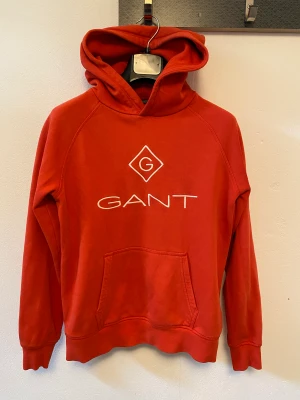 GANT Hoodie stl 170 - Röd/Orange hoodie i fint skick. Ej mycket använd. Rök- och djurfritt hem. 