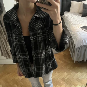 Trekvarts jacka - Trekvartsärmad jacka/ kappa