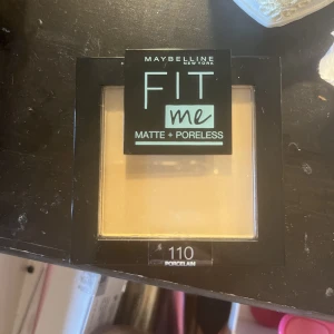 Puder - Jätte fint smink puder❤️ använts bara en gång då det inte passa mig som är väldigt torr💕köptes för 109kr💕