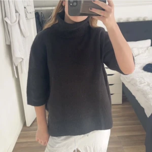 Stickad tröja - Superfin och trendig stickad tröja med trekvartsärm, nästintill nyskick!  Storlek L men passar som en S-M (jag har storlek xs vanliga fall)🩷 