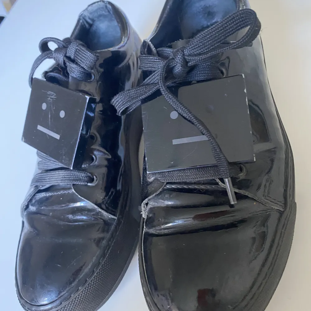 Svarta lackade Acne skor Strl 36. Stora i storleken som alla deras skor. Använda men Har massor kvar att ge. . Skor.