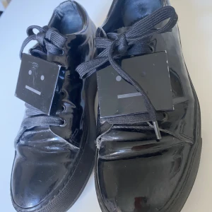 Acne Studios Skor Strl 36  - Svarta lackade Acne skor Strl 36. Stora i storleken som alla deras skor. Använda men Har massor kvar att ge. 