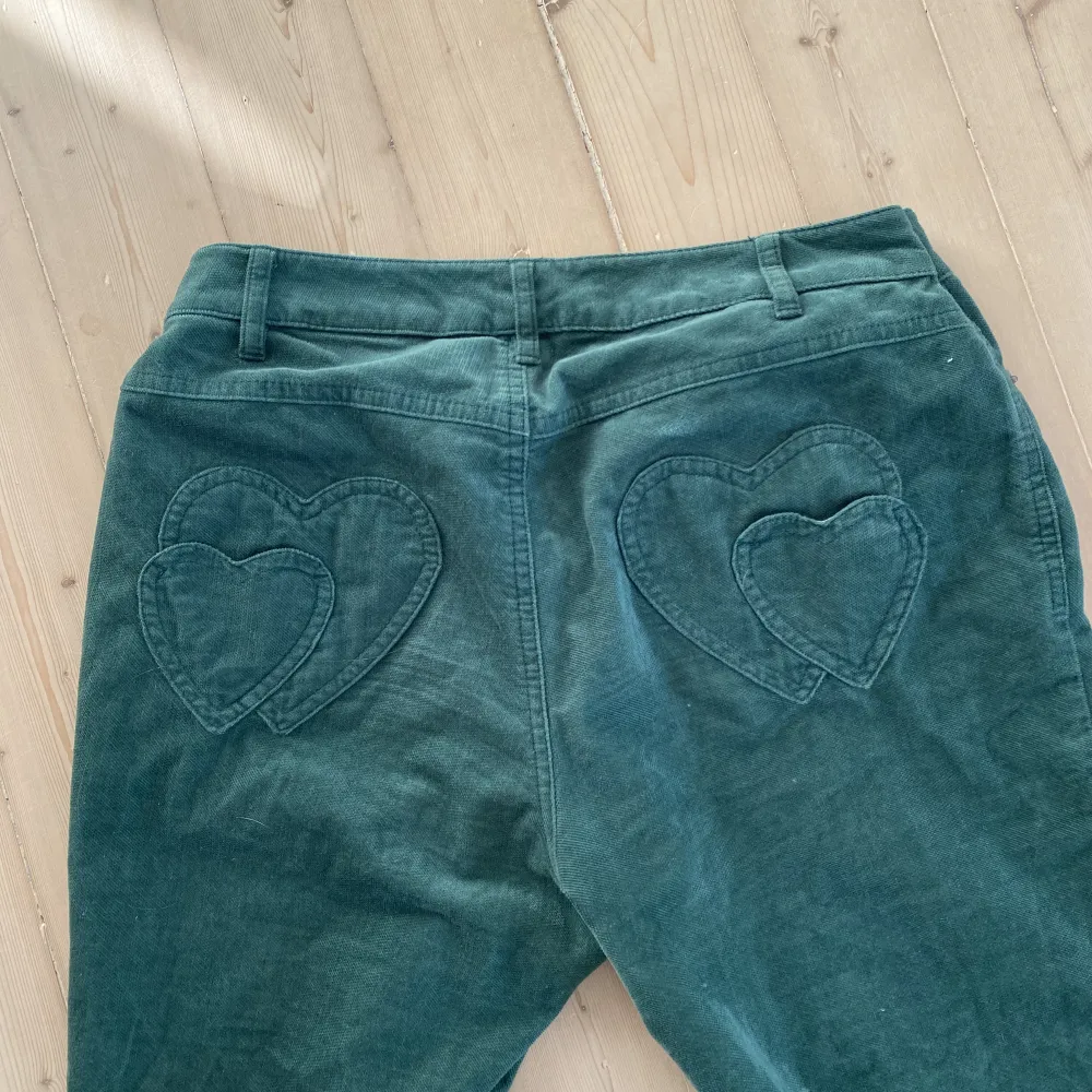 Unika gröna bootcutbyxor med coola fickor Obs jag har sytt in dem i midjan men de går att sprätta🤍🤍. Jeans & Byxor.