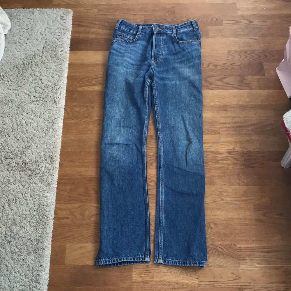 Säljer mina jeans från zara på grund av att dem är för små dem dem är i bra skick. Jeans & Byxor.