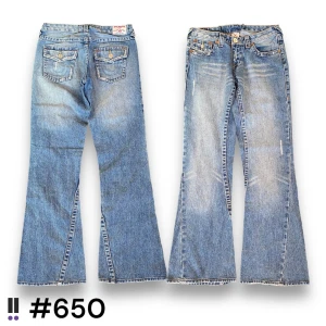 True religion jeans #650 - True Religion jeans i model Woodstock 💜 Tag 31/34W 💜Midja (rakt över) 39cm 💜 Innerben 80cm 💜 Ytterben 107cm 💜 Benöppning 26cm 💜 uppsydda i midjan, ny knapp i midjan 💜Våra mått blir W=30, L=31 💜 Men jämför alltid måtten💜650