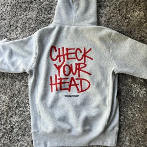 Grå hoodie  - Säljer denna gråa hoodie från champion x beastie boys. Slutsåld på hemsidan, nypris 1200. Väldigt bra skick då den använts fåtal gånger. Storlek S Säljer för 600 kr!  Skriv privat för flera bilder eller funderingar☺️