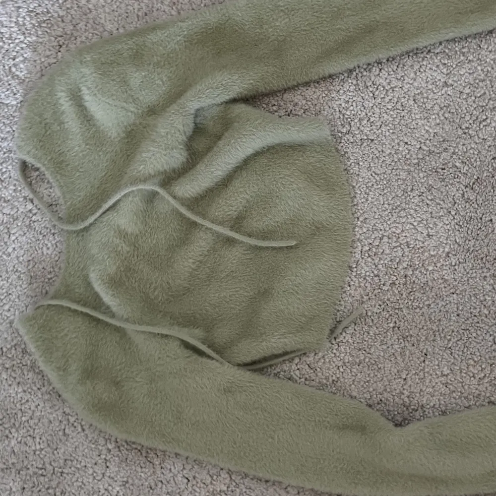 Säljer min gröna backless tröja från Ida Carlsson kollektion med Na-KD. Använd ett fåtal gånger har en liten defekt (fråga för bild).. Toppar.