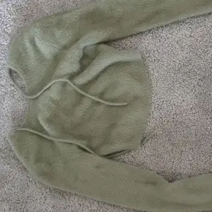 Säljer min gröna backless tröja från Ida Carlsson kollektion med Na-KD. Använd ett fåtal gånger har en liten defekt (fråga för bild).
