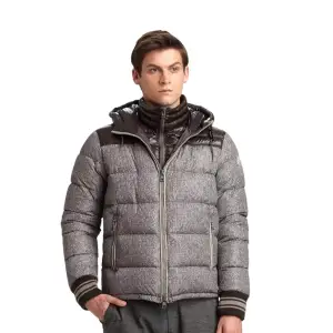 Hej säljer en väldigt eftertraktad moncler jacka som inte längre finns på marknaden. Vill du ha fler bilder eller äktahetsbevis så tveka inte på att höra av dig(: