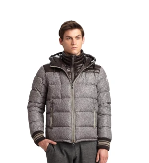 Moncler jacka  - Hej säljer en väldigt eftertraktad moncler jacka som inte längre finns på marknaden. Vill du ha fler bilder eller äktahetsbevis så tveka inte på att höra av dig(: