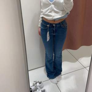 low waist bootcut jeans i mörkblå, fina och ingen skada 
