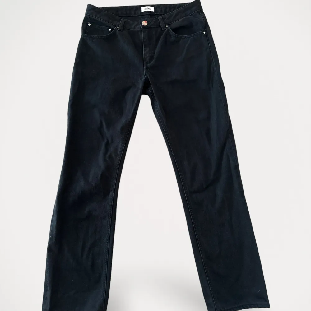 Jeans från Toteme, modell Straight. Använd, men utan anmärkning. Har tvättats ett antal ggr men behållt fin färg  Storlek: 29/32 Material: Bomull Nypris: 2500 SEK. Jeans & Byxor.