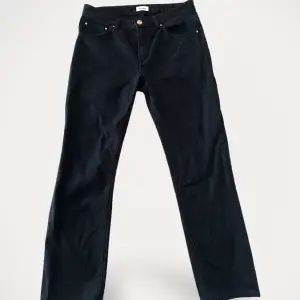 Jeans från Toteme, modell Straight. Använd, men utan anmärkning. Har tvättats ett antal ggr men behållt fin färg  Storlek: 29/32 Material: Bomull Nypris: 2500 SEK