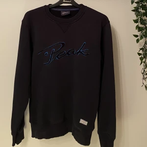 Peak performance sweatshirt  - Säljer min peak sweatshirt eftersom den är för liten för mig. Vintage peak tröja. Väldigt fint skick, tråkigt att den bara hänger och samlar damm. 