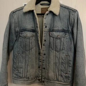 Levi’s jacka - Levi’s Sherpa Trucker Jacket I använt men gott skick 😊storlek XS men den är oversize och passar S-M också  Nypris: 1499kr Mitt pris: 350kr