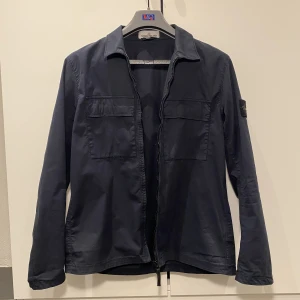 Stone island overshirt  - Säljer en Stone island overshirt i riktigt bra skick. Jackan är köpt på Stoneisland.com i våras men har knappt används sedan dess. Kvitto och bagen man får den i finns. Nypriset är 4500. Hör av dig om du har några frågor! 