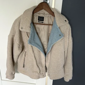 Jacka - Snygg jacka från Alcott aldrig använd. Normal till storleken. I fin beige och blå färger. 