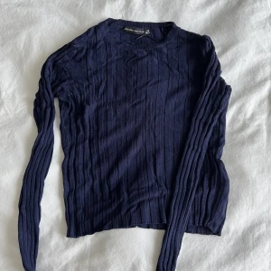 Blå stickad topp - Tunn stickad croptop. Stretchiga ärmar.