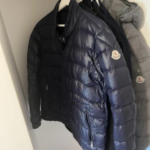 Moncler Acorus - Säljer min svinsnygga moncler acorus jacka i marinblått p.g.a att jag har för mycket jackor så den kommer inte till användning. Inköpt förra säsongen och är i nyskick då den mest hängt i garderoben. 