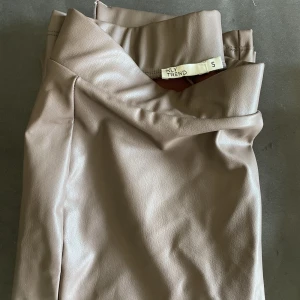 Skinnbyxor- brun beige  - Skinnbyxor från nelly, bootcut modell. Dragkedja på sidan.