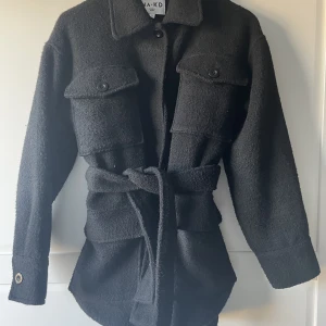 Jacka från NA-KD med knyt, strl 32 - Strl 32 men mer som en XS/S. Jättefin både till kostymbyxor o jeans. 